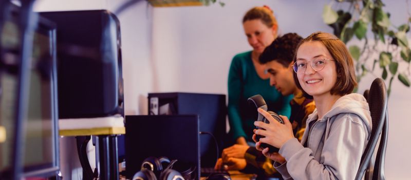 Jugendliche sitzen am Computer, NEBA Ausbildungsfit